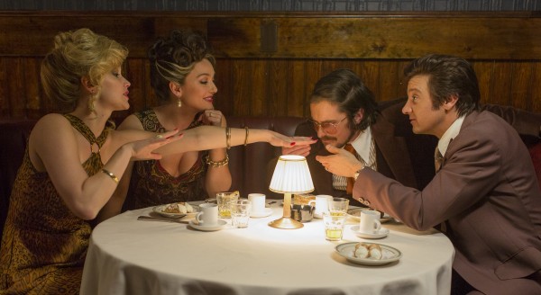 american-hustle-christian-bale-jennifer-lawrence-jeremy-renner-600x328