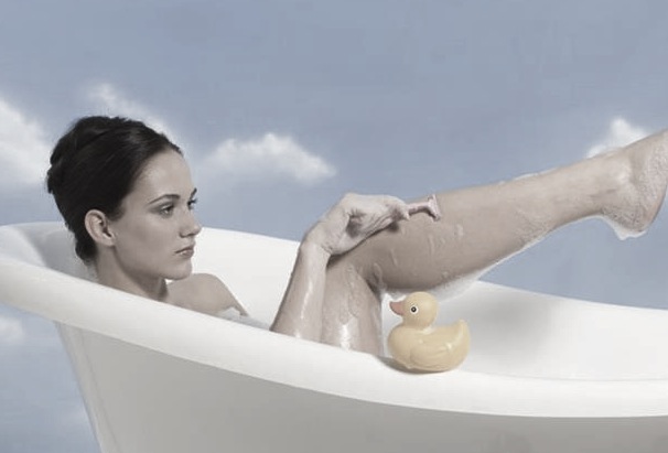 young_woman_shaving_legs_in_bath_RRF00001